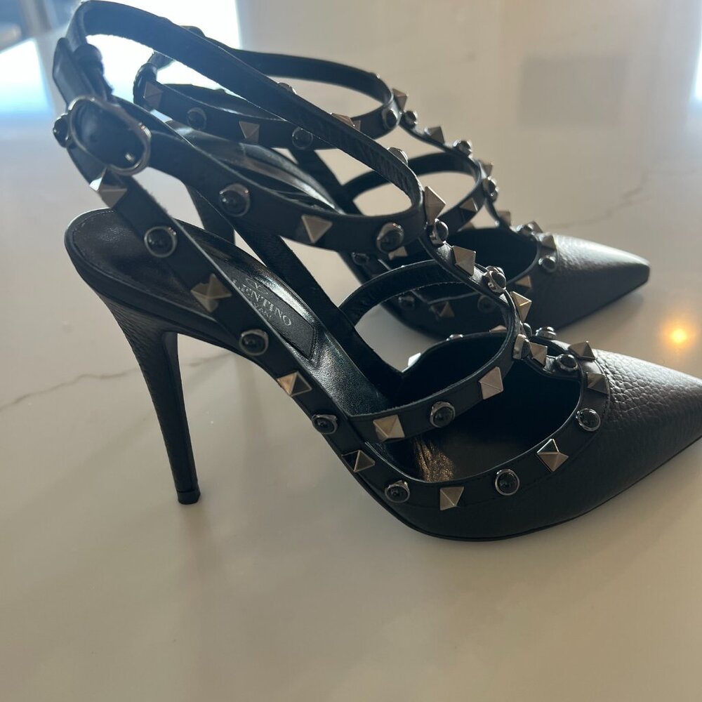 Brand new Valentino Rockstud Caged Grainy Leather Pumps